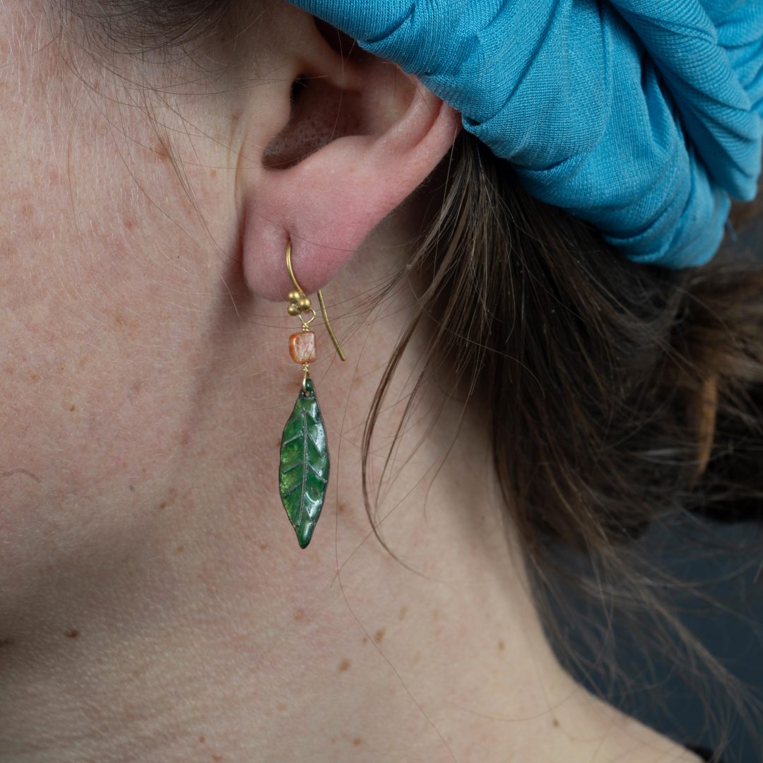 Boucles d'oreilles Daphné – Feuille Émaillé & Pierre de Soleil