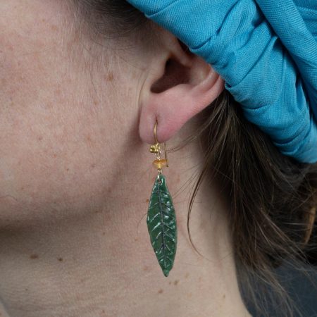Boucles d'oreilles Daphné – Feuille Émaillé & Pierre de Soleil – Image 4