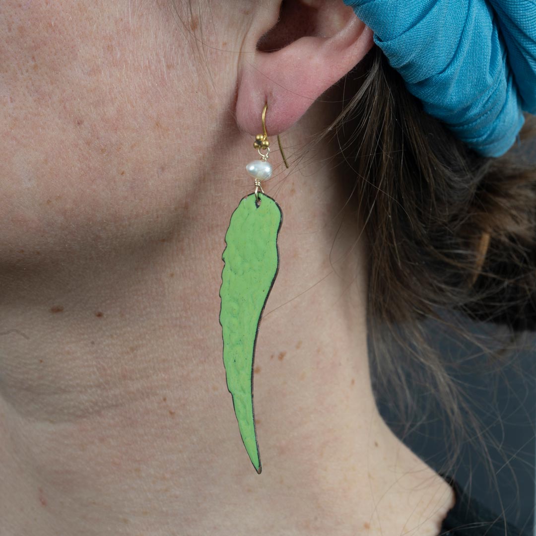 Boucles d'oreilles Aile – Cuivre Émaillé & Perle Blanche — 6 Coloris