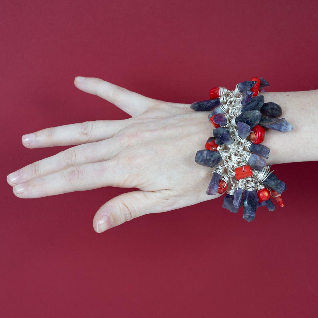 Manchette Isadora – Crochet Argent, Améthystes & Corail