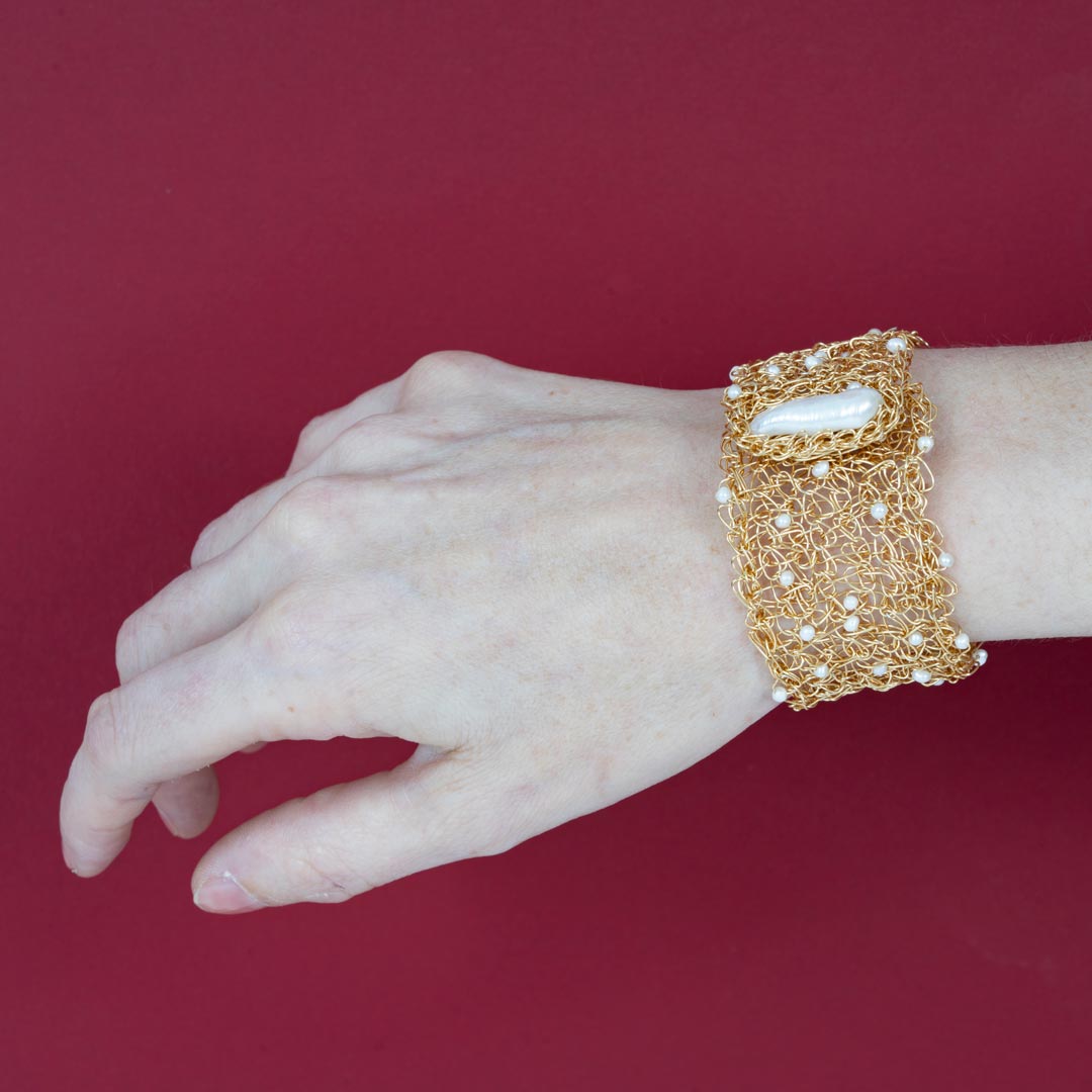 Manchette Aurore – Crochet Plaqué Or & Perles Blanches