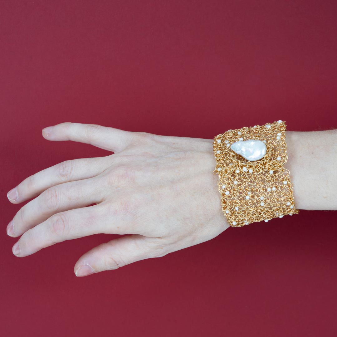 Manchette Aurore – Crochet Plaqué Or & Perles Blanches
