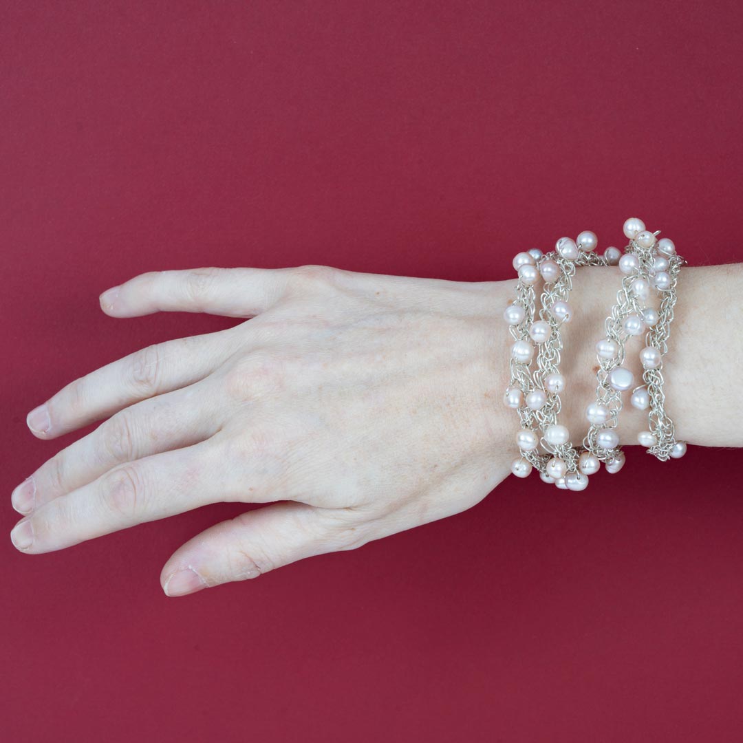 Manchette Écume – Crochet Argent & Perles Blanches Rosées