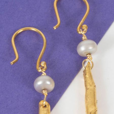 Boucles d'oreilles Louxor – Cuivre Doré à la Feuille d'Or & Perle – Image 3